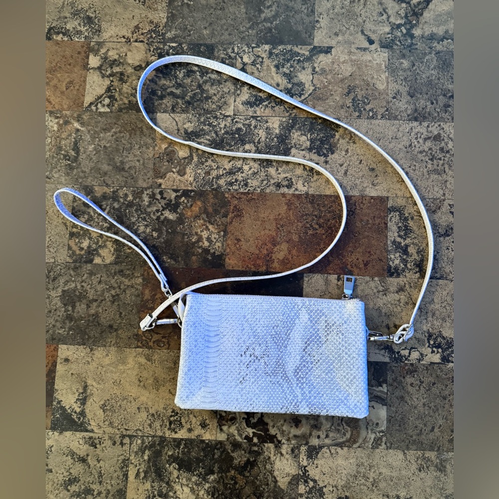 Jen & Co. Riley vegan leather crossbody/wristlet snake skin white silver